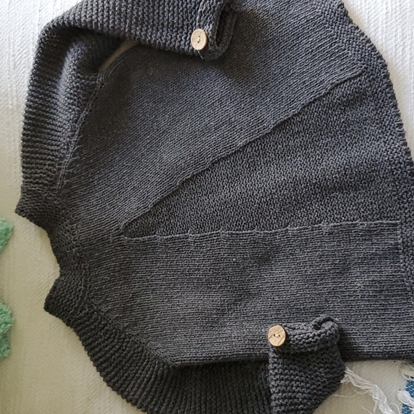 Awesome sweater charcoal color with brown buttons - Picture 6 of 6